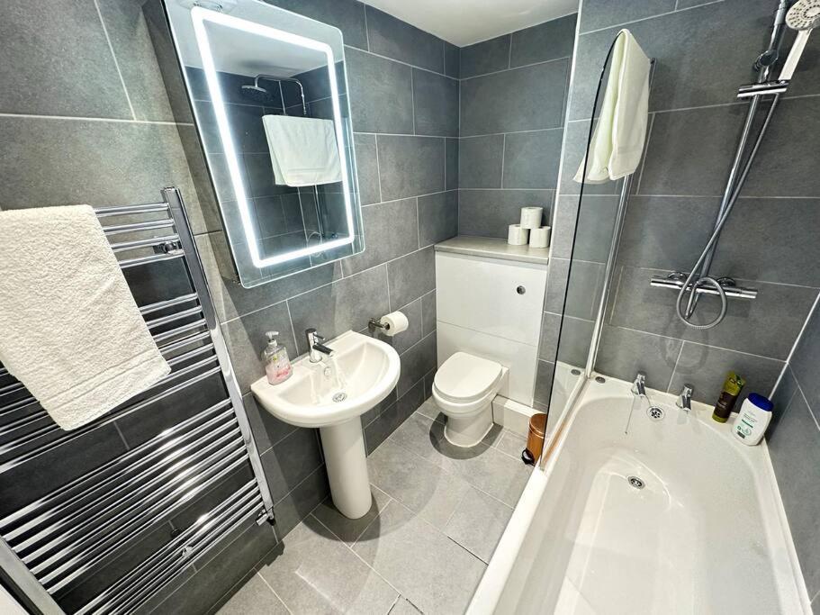 Hazel 1-bedroom Flat, Parking, Wifi, Prime Location, Close To Blenheim Palace & Oxford Apartment Kidlington